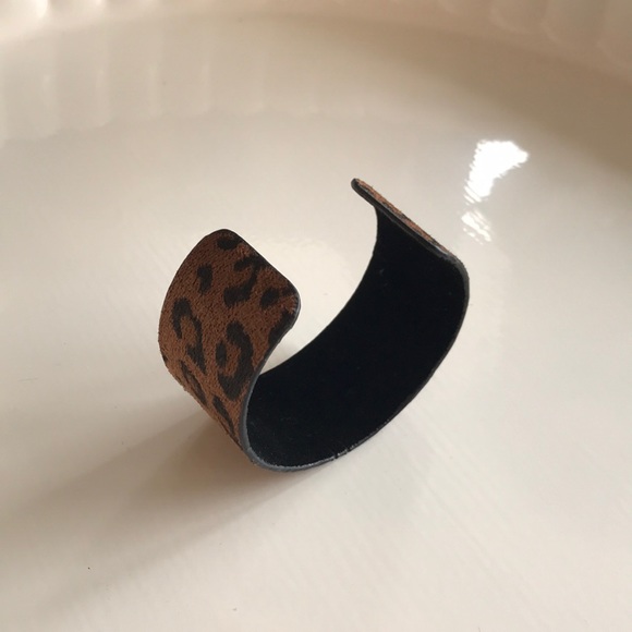 Leopard Print cuff bracelet - Picture 3 of 6